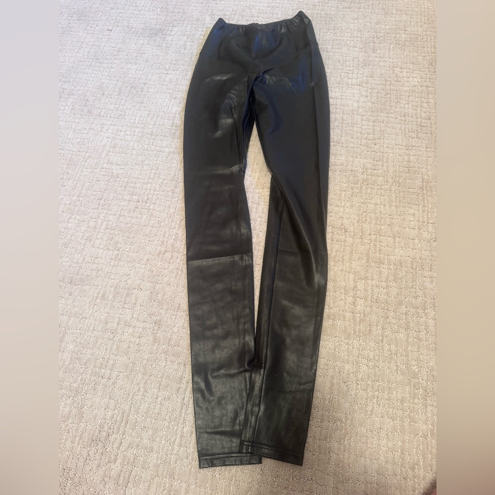 Aritzia Wilfred Free Daria Legging